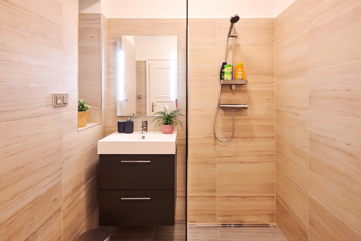 Modern 3-bedroom Lesser Town Apartment Nr.8A gallery image 5