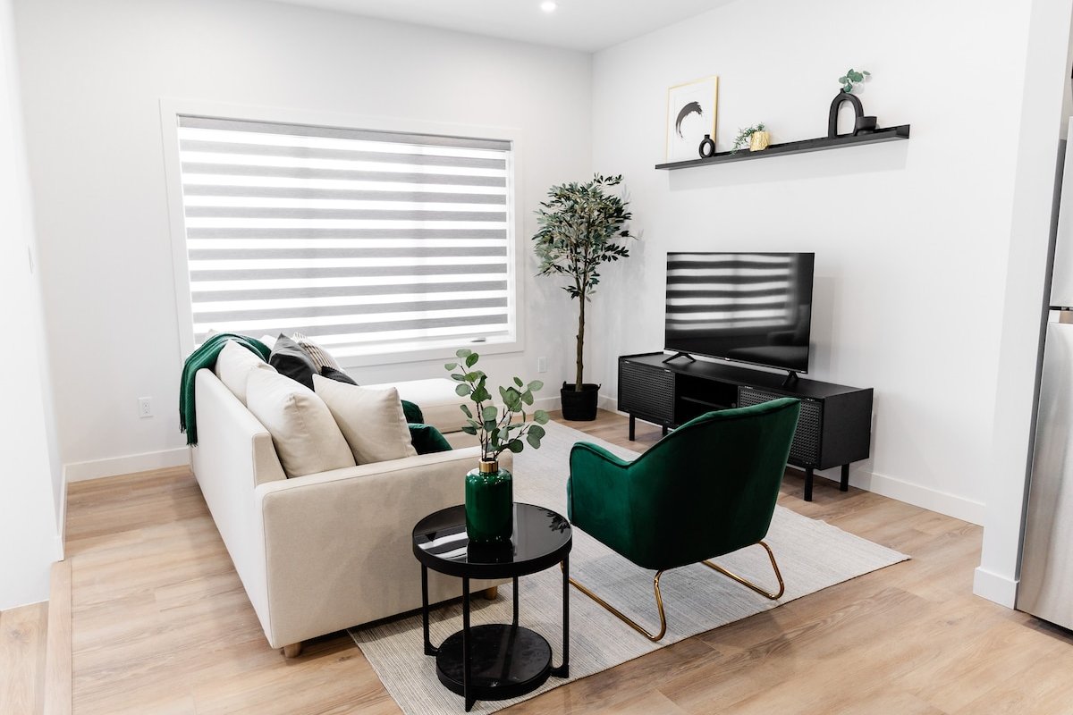 *Spacious w/ Style | Free Parking | 7 min Airport* gallery image 3