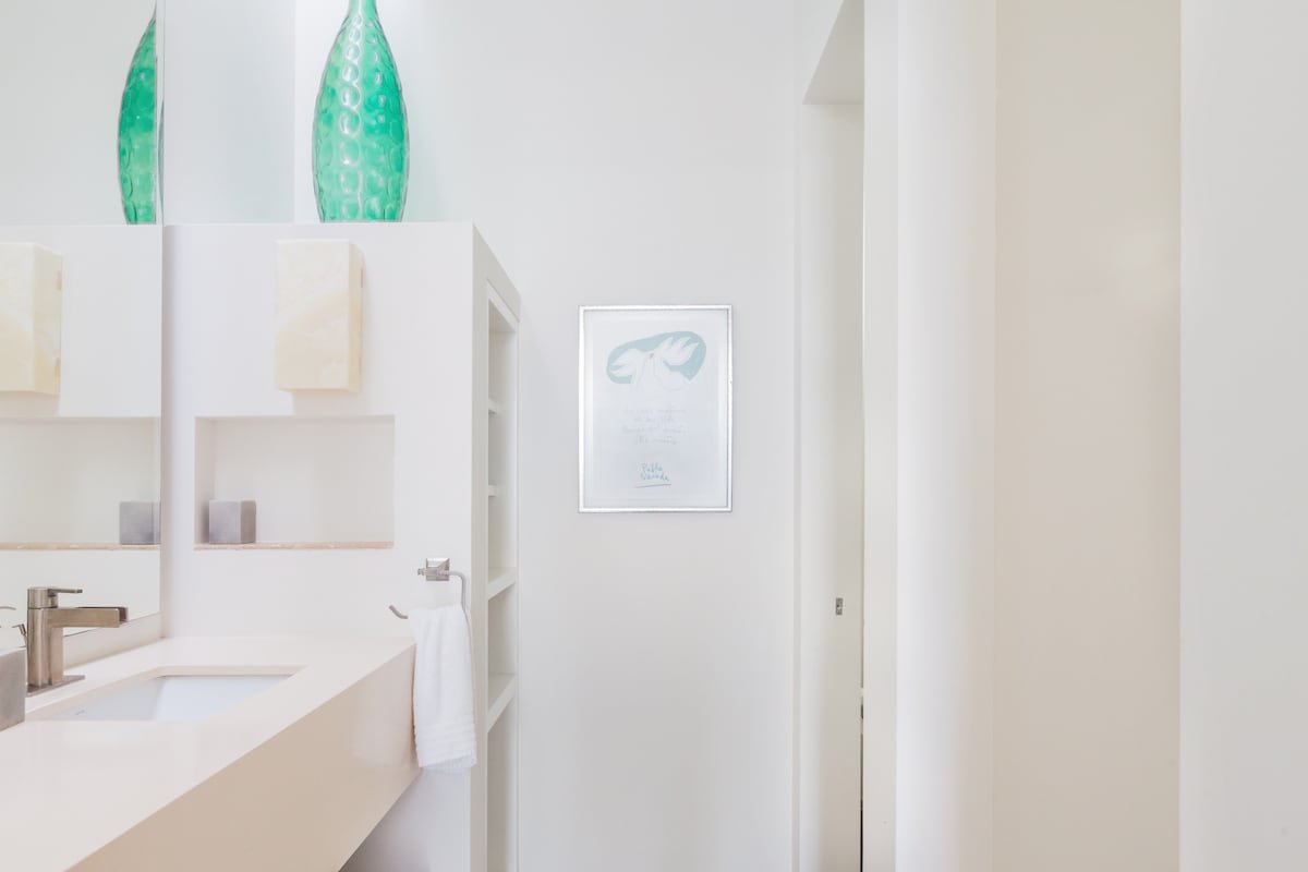 Elegant Private Oceanfront Villa on the Beach! gallery image 3