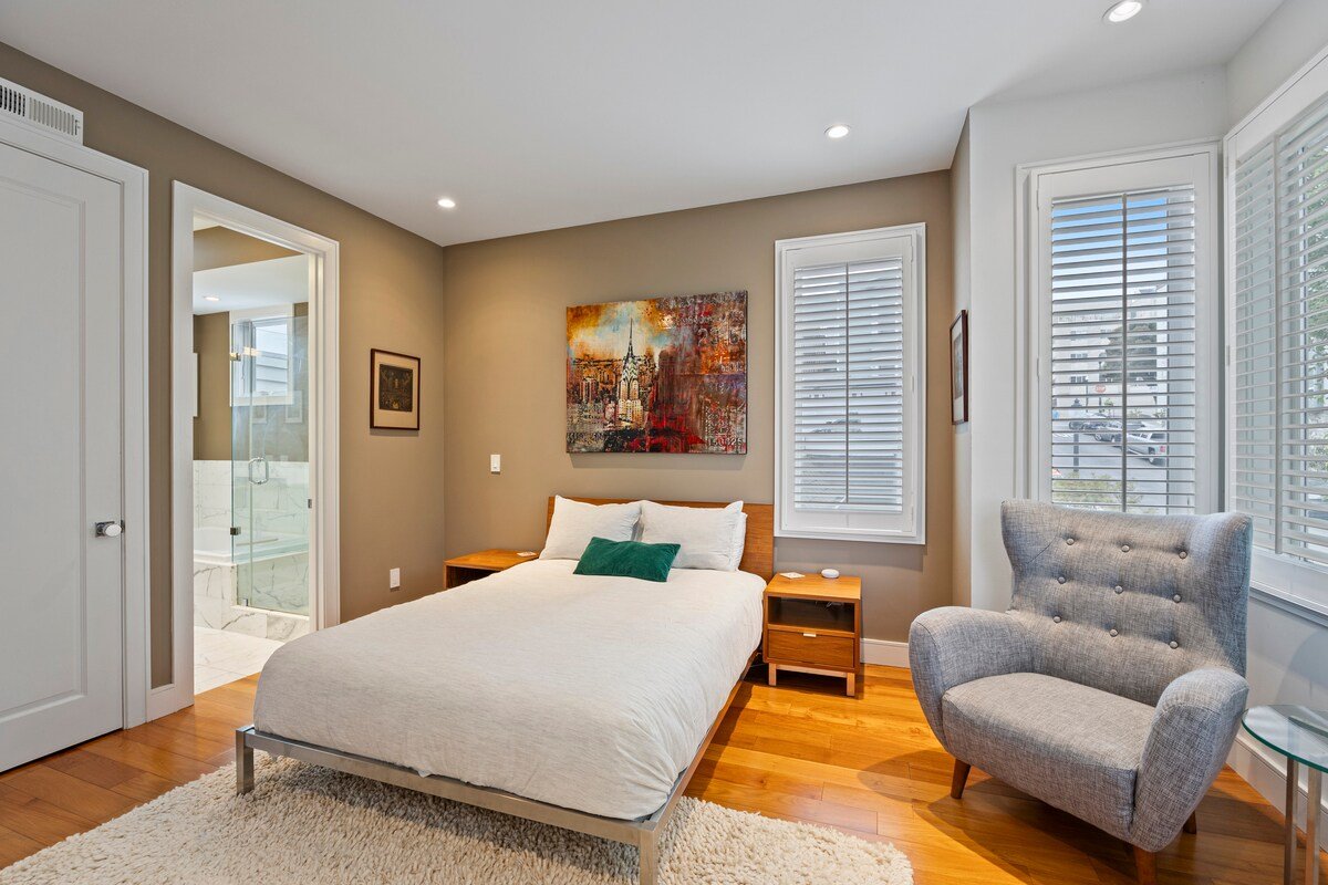 Modern Home with Scenic Views in Mission Dolores gallery image 3