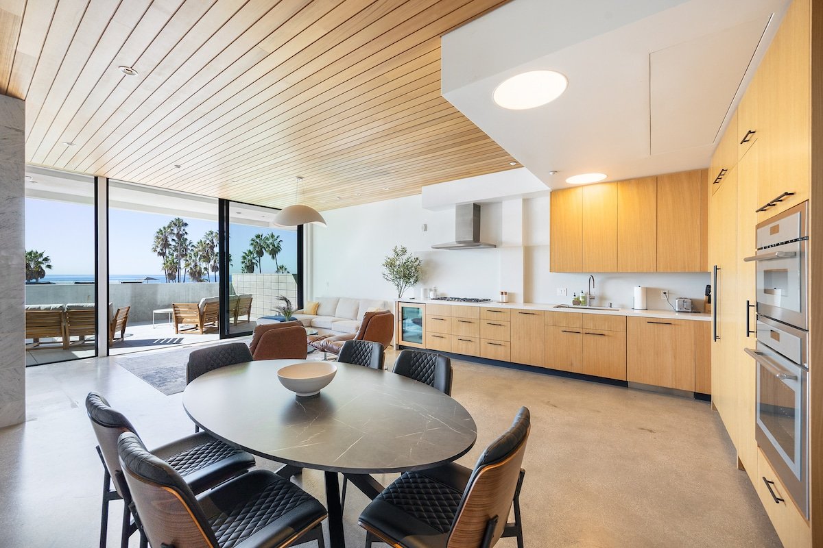 Luxe Oceanfront Beach Haus gallery image 4