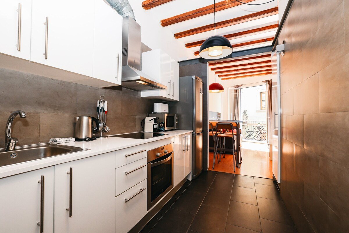 La Rambla- Catalonia Square Apt 4BD-2BTH gallery image 5