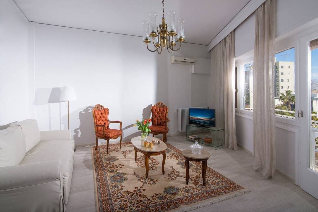 Bright, stylish flat w A/C, 10min walk to centre