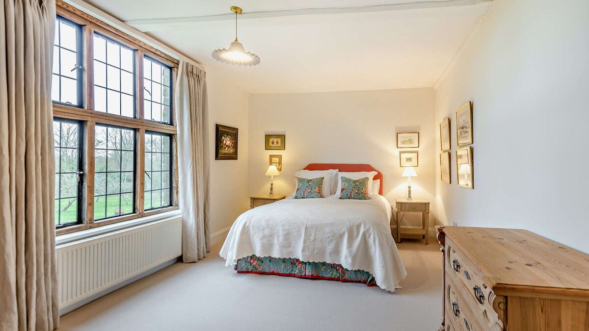 Chalford Manor with swimming pool, tennis court gallery image 4