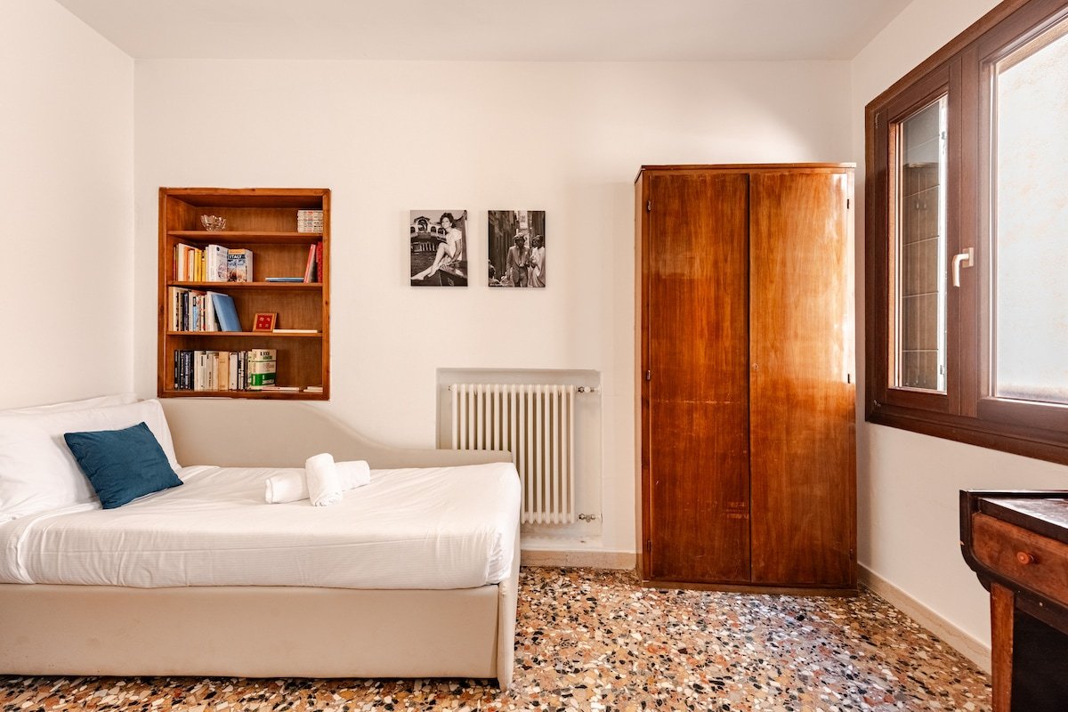 Unique Rooftop!3BDR Authentic Venetian Townhouse gallery image 5