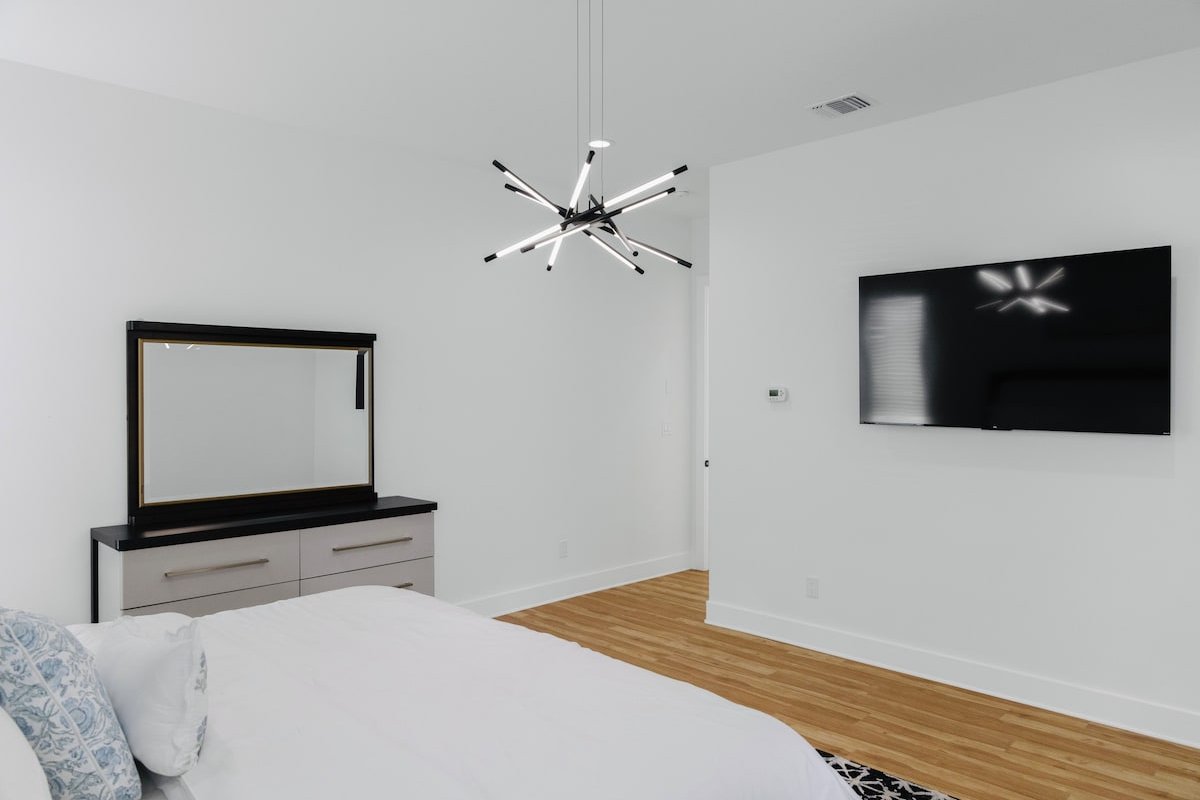 Modern 5BR New Home with Downtown and Sunset View gallery image 3