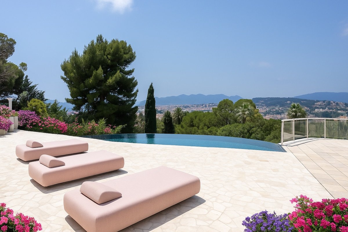 8-bedroom villa close to the center of Cannes