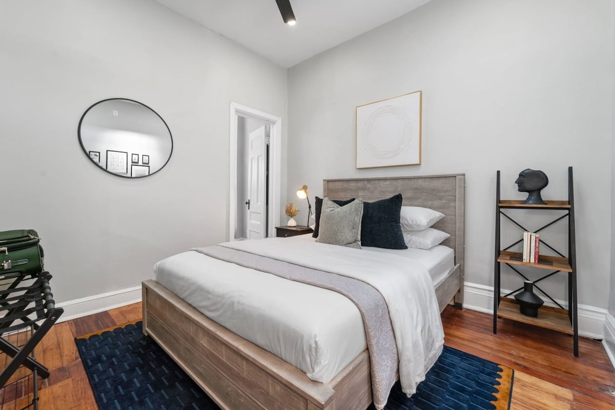 Historic 3-Bed Brownstone, near Trains gallery image 4