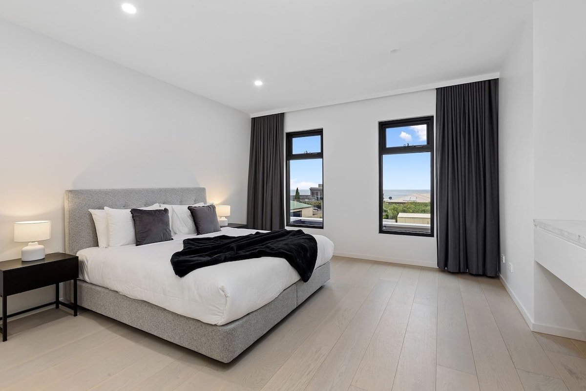 Luxurious 4 Bed Room Holiday House,with ocean view gallery image 3