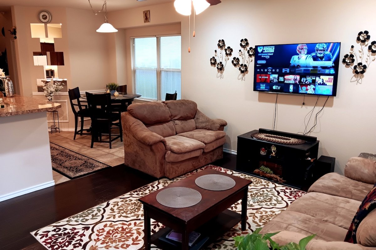 Luxury Southwest Dallas Home gallery image 2