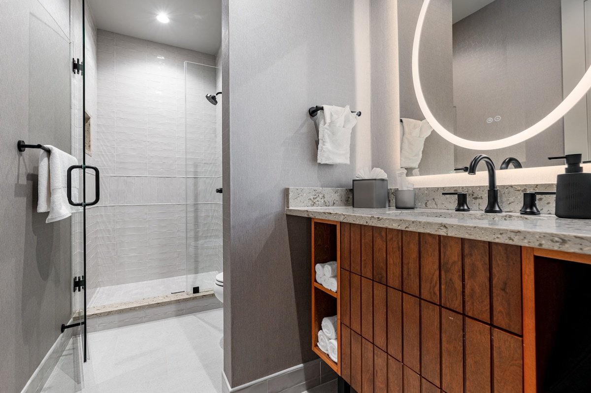 2BR Prime Unit 2 Blocks to Bourbon | Mayfair Hotel gallery image 5