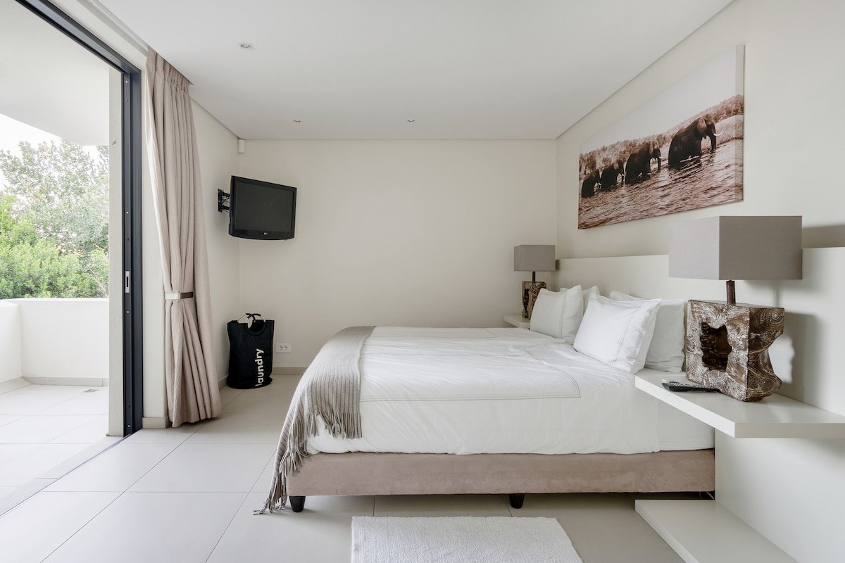 Sleek Apartment with Captivating Mountain Views gallery image 3