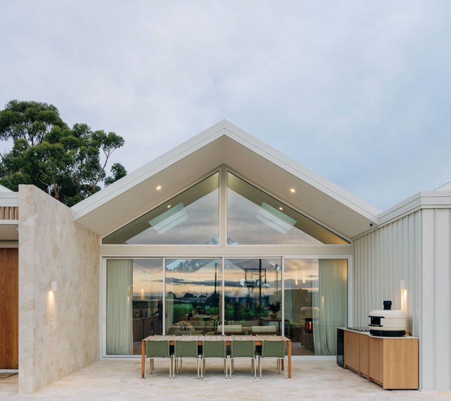 The Bay House – Luxury with sauna & pizza oven gallery image 3