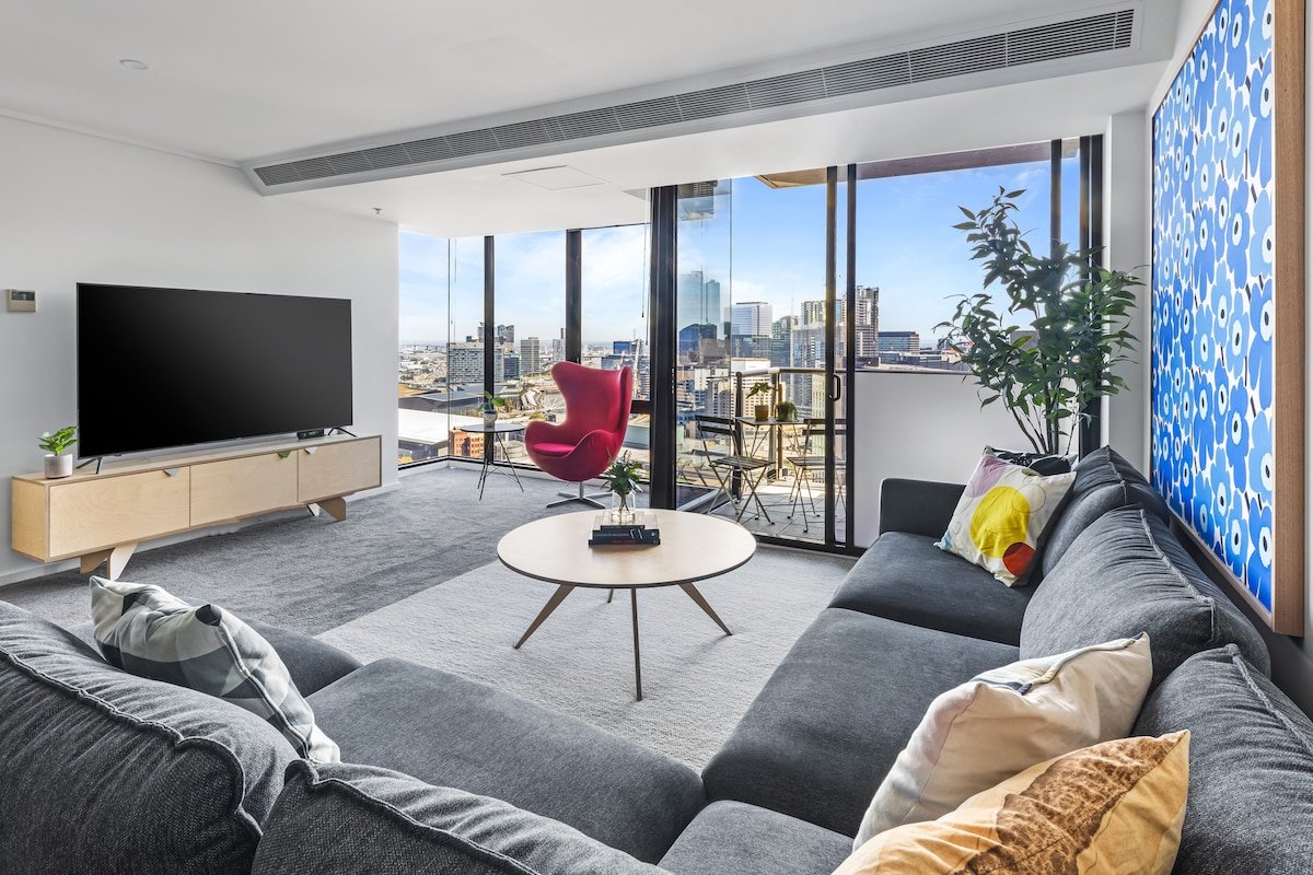 Alana- Penthouse style 3bed/2bath Melbourne Home gallery image 2