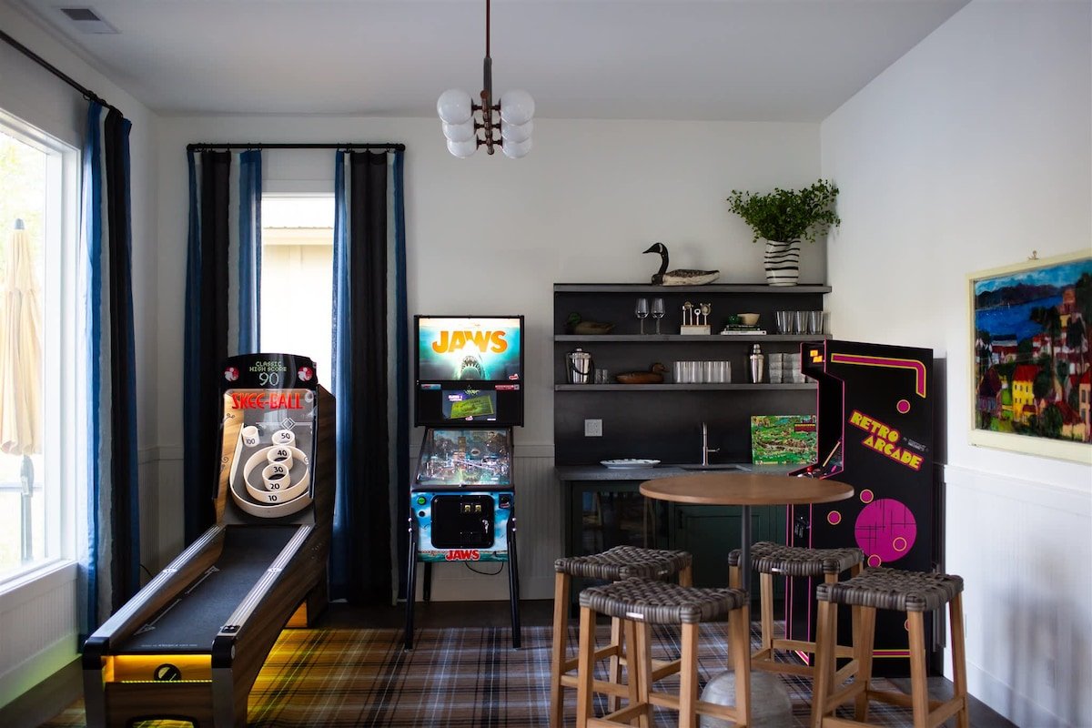 Luxury Lakefront 5 Br Home Hot Tub Arcade gallery image 5