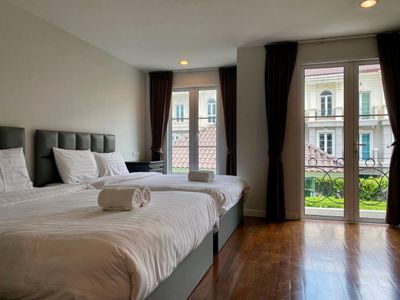 3BR (200sqm.) + guest pool and close to BTS/MRT!