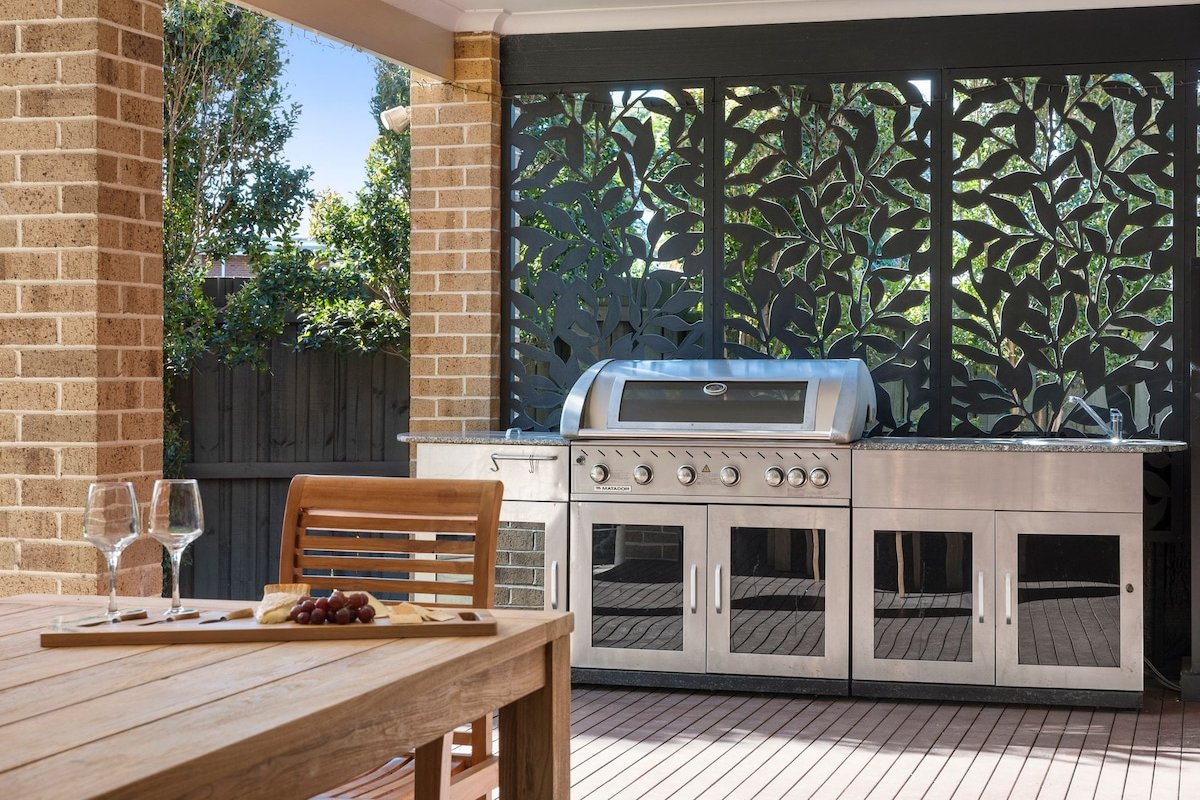 Surfside Haven – 100m to beach – sleeps 12! gallery image 5