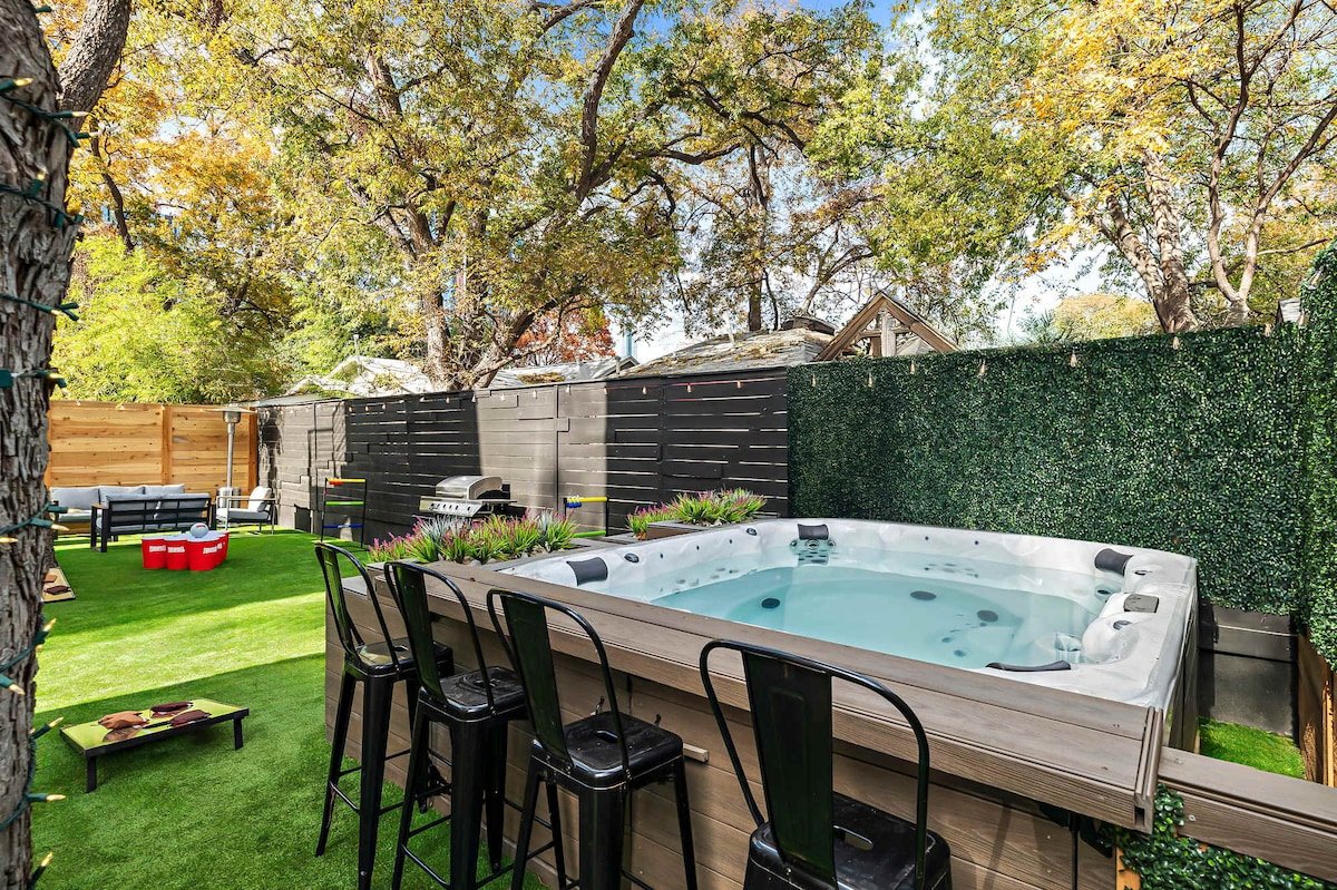 Twin Homes Oasis | Hot Tub near Downtown Austin gallery image 5