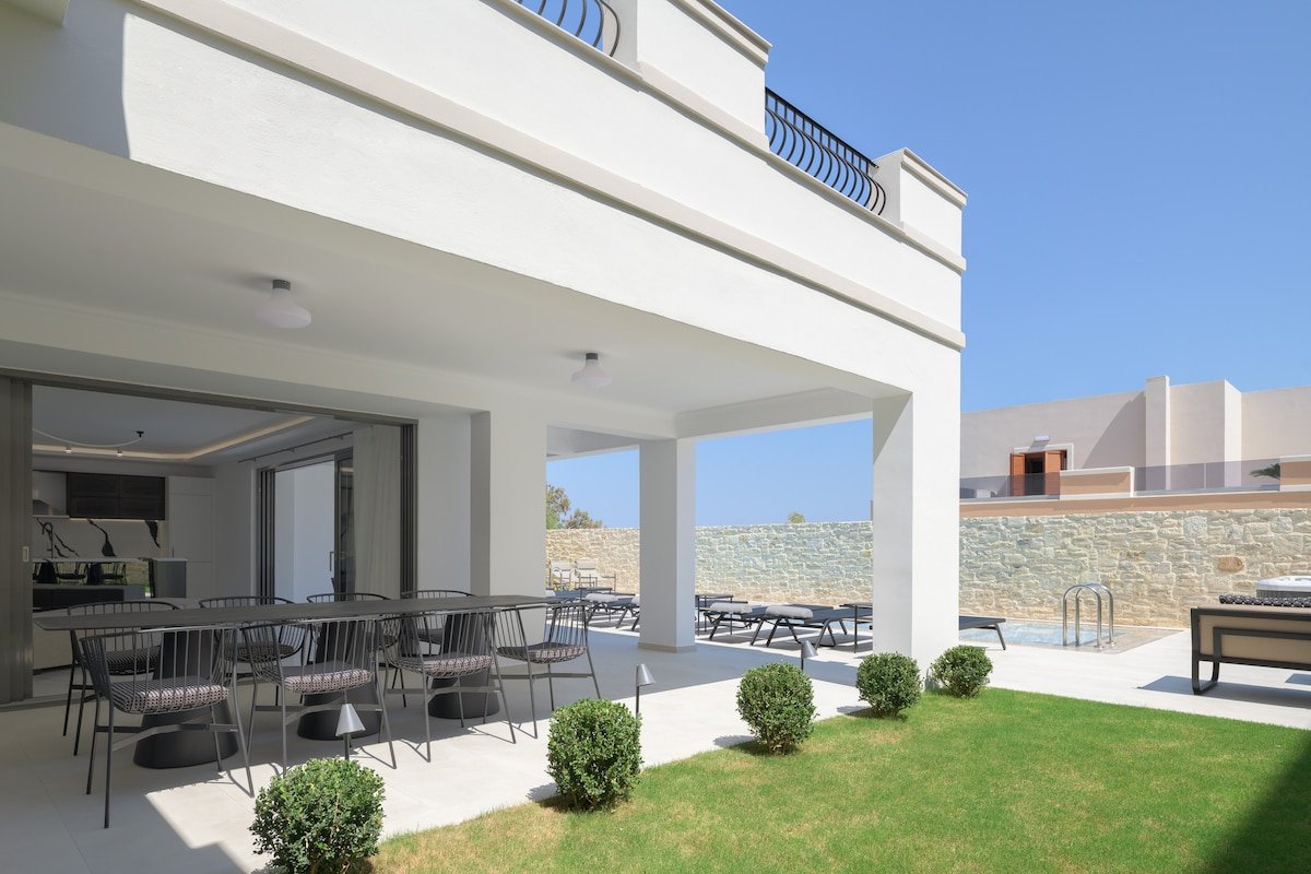 Ivory Villa, Pool, Heated SpaWhirlpool, Sauna &Gym gallery image 3