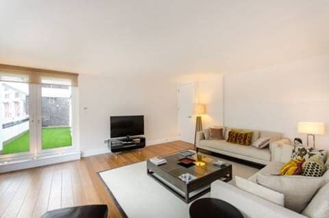 Fancy and bright 3-bedrooms on Sloane Avenue gallery image 3