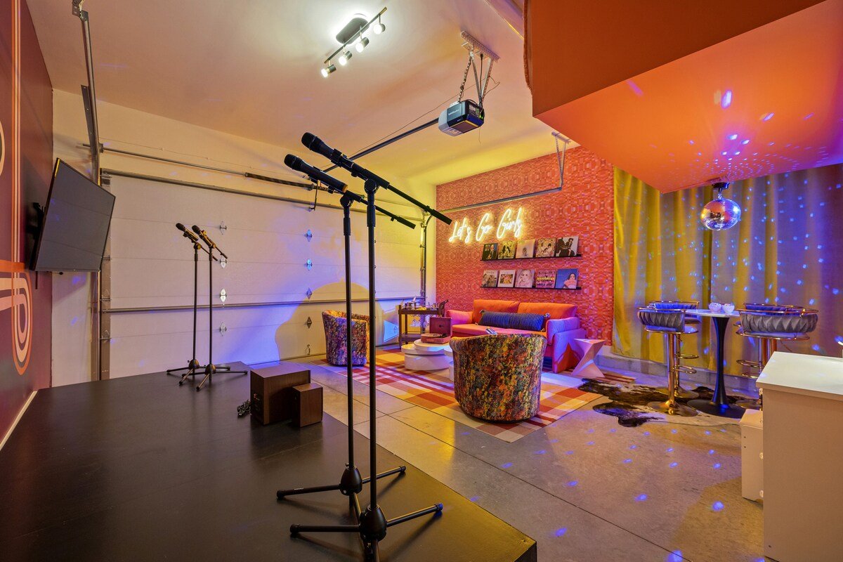 Girls Getaway | Rooftop + HotTub | Karaoke | 2King gallery image 4