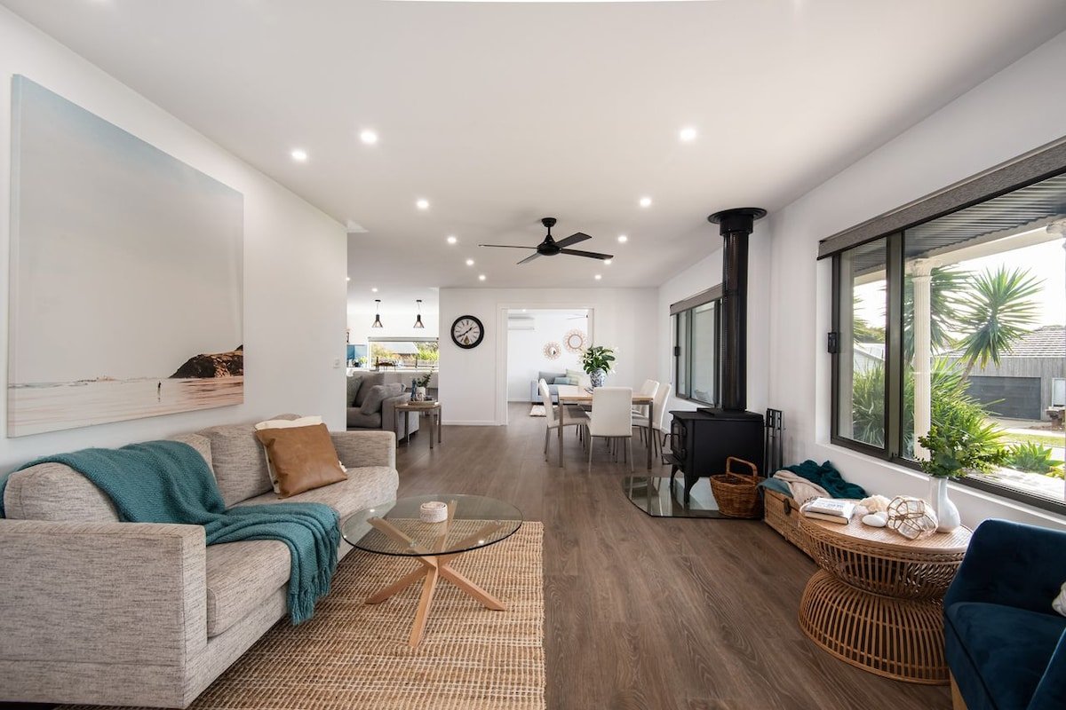 Waterfall Gully Retreat with Gas heated Pool gallery image 3