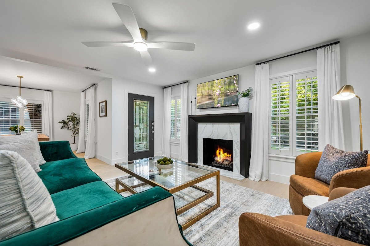 The Lyndzee-NEW Amazing 4 Bed Downtown Haven, Pool gallery image 5