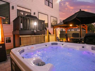 New Hot Tub, Spacious, Near Downtown