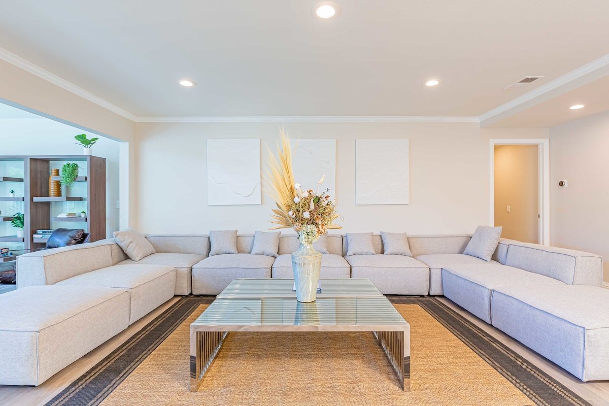 Luxury Pool Home in Glendora Foothills Retreat gallery image 2