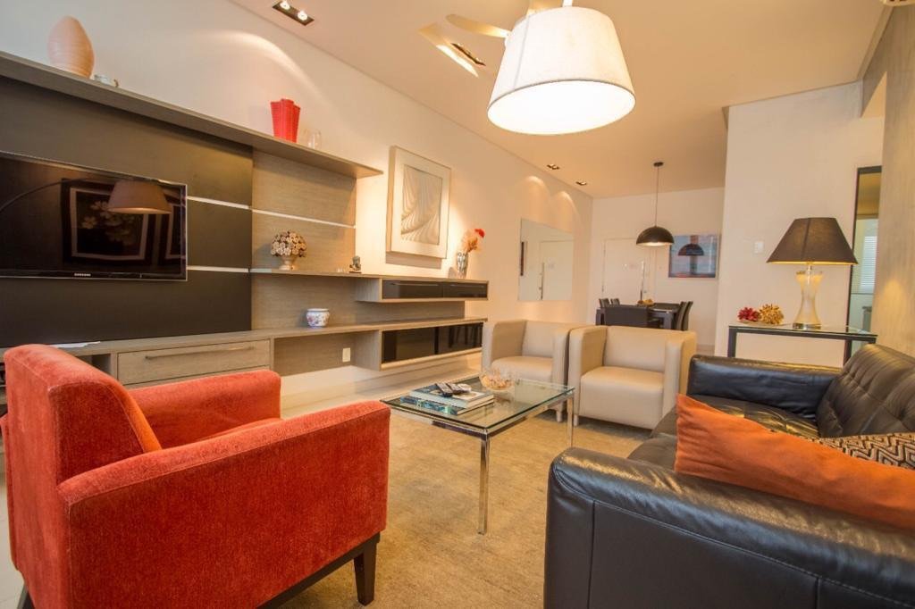 Luxuoso apartamento dois blocos da praia