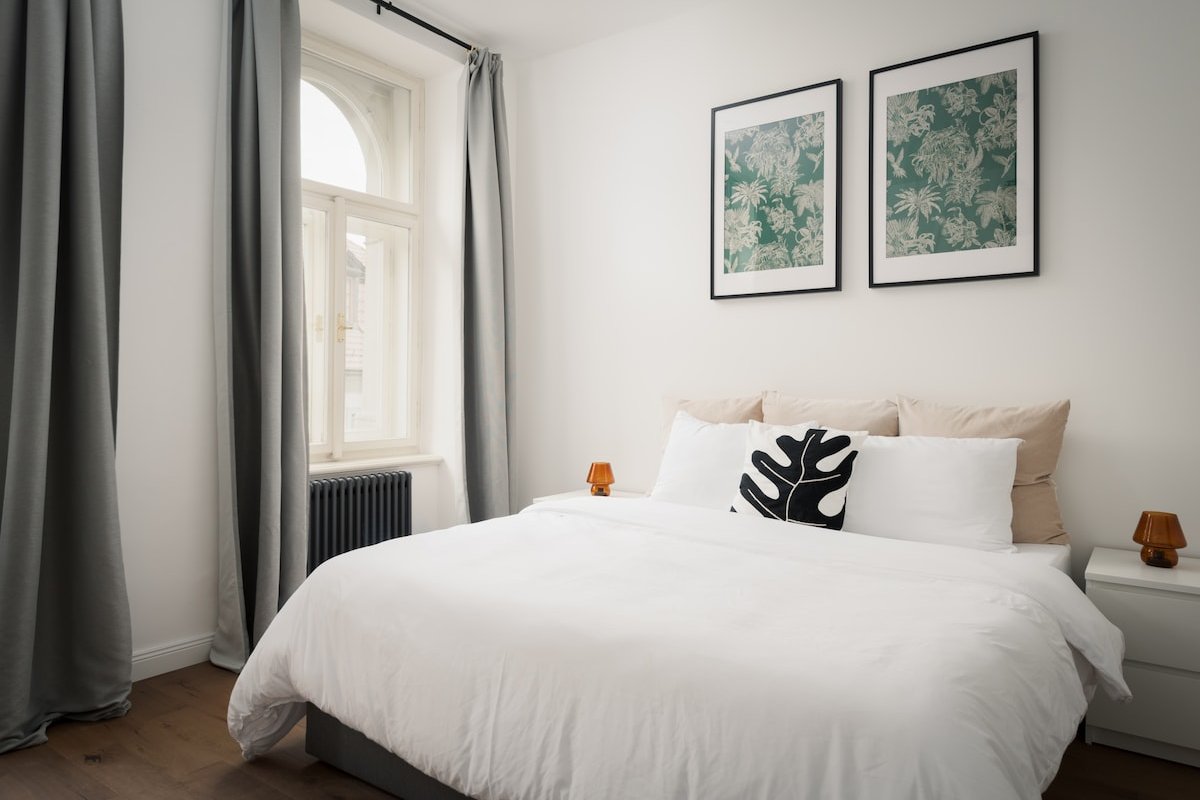 3BDR LUX Lessor town home, NEW! Under the Castle ! gallery image 5