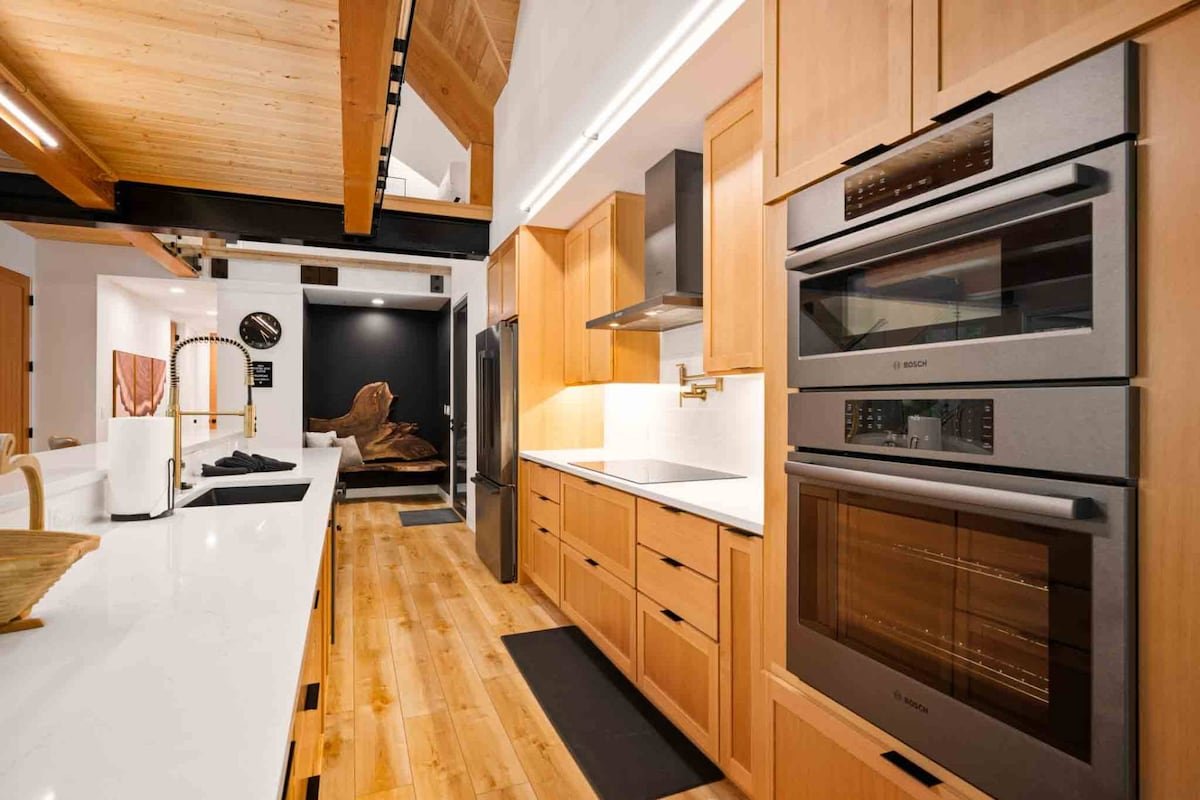 Luxury Mt. Hood Retreat w/ Swim Spa & Game Loft