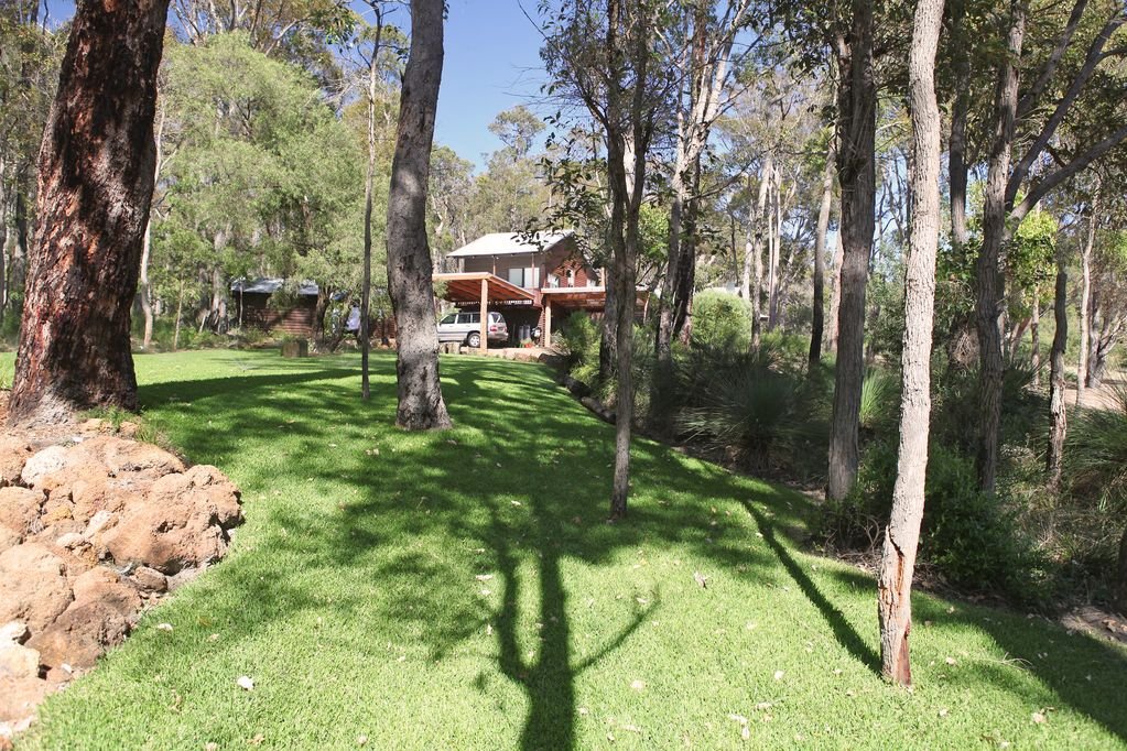 Rivendell Lodge located in a beautiful vineyard gallery image 3