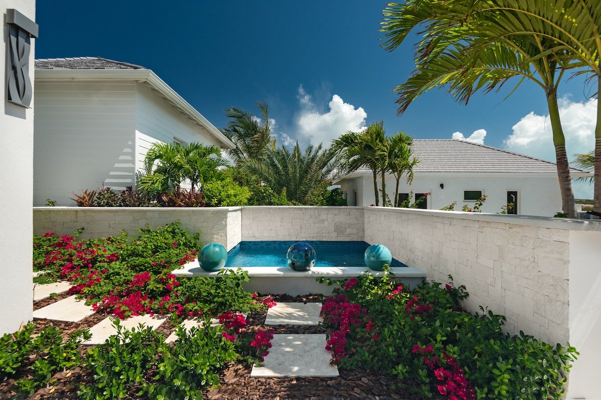 Emerald Bay – Modern Villa with Private Beach gallery image 5