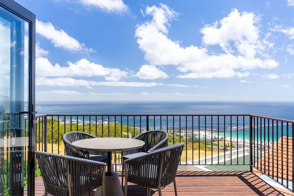Camps Bay Nest – Townhouse with ocean views gallery image 2