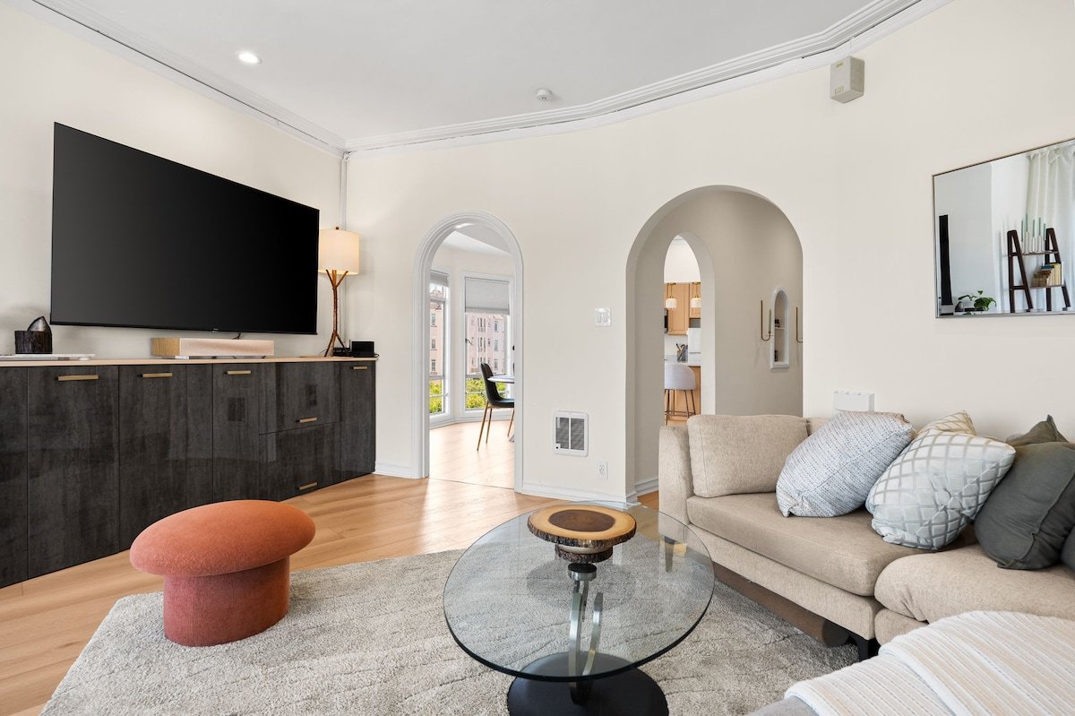 Stunning views, top location, clean, safe gallery image 3