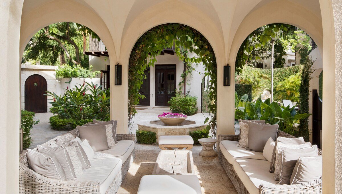 Oceanfront Villa, Pool & Beach Club – Casa Brewer gallery image 2