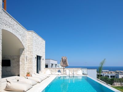 Sorin Villa, boasting Pool & Heated Whirlpool 