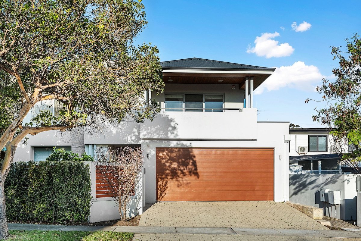 Family home – walk to Scarborough beach gallery image 3