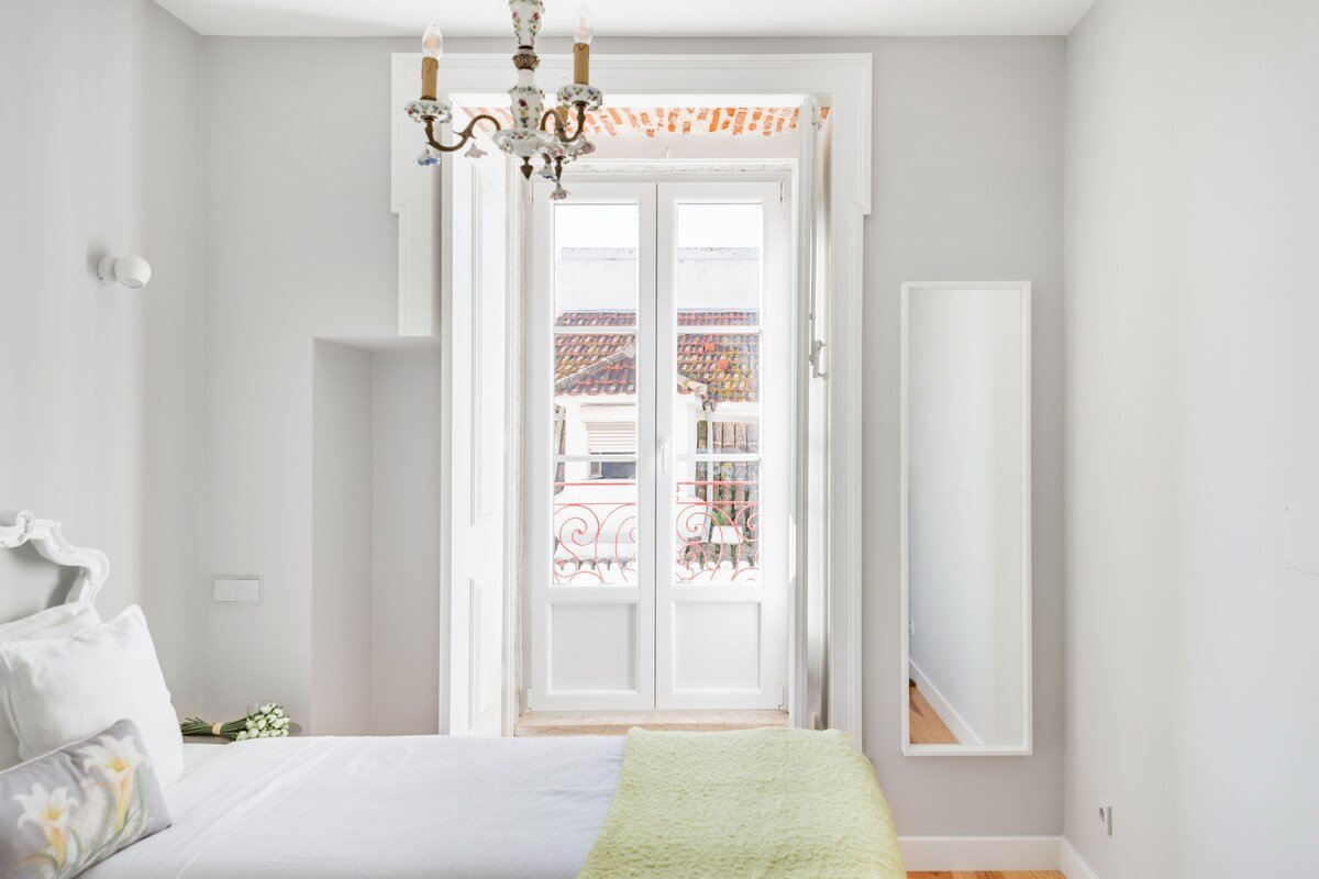 Alfama, Revamped and Sophisticate Flat with Balconies in 19th Century Building gallery image 5