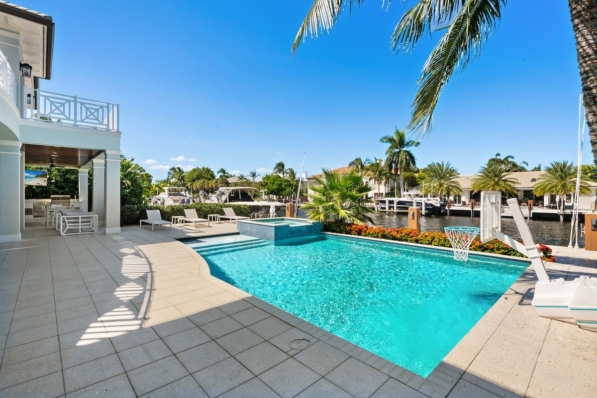 Modern Waterfront Villa gallery image 3