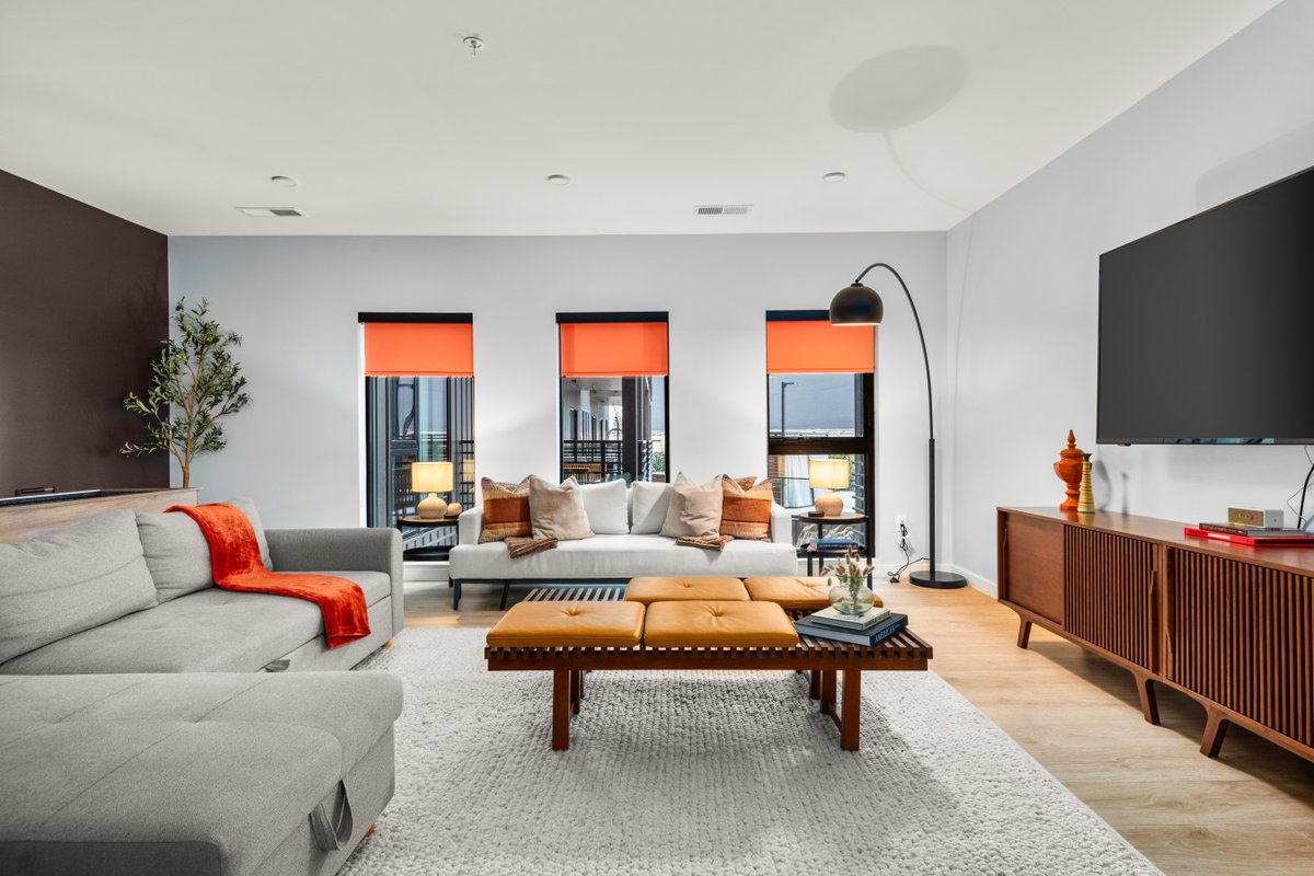 The Socialite – Spacious Retreat| Walk to Broadway