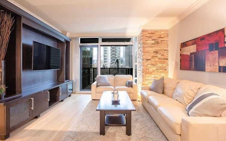 Heart of Downtown – AC/w parking