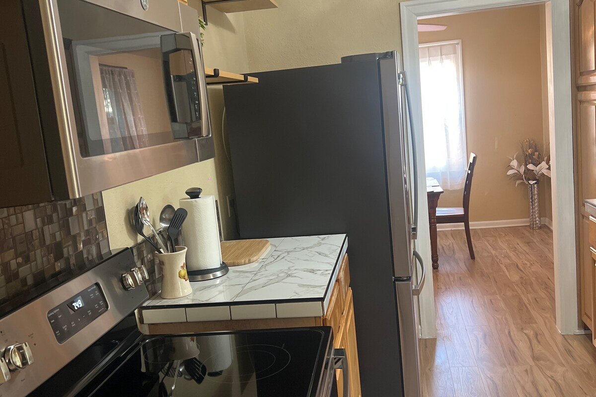 Just like home 4 bedroom, 6 bed located Downtown gallery image 4