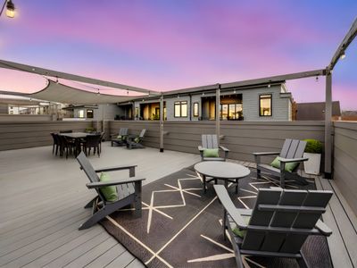 Gulch Sunsets | Rooftop Lounge + Walk to Broadway