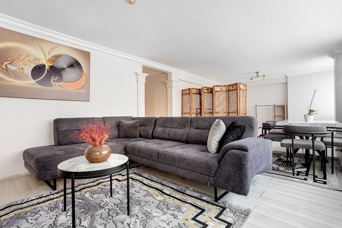 Charming 4BR-2BA. Lovely king beds w/Lift &full AC gallery image 2