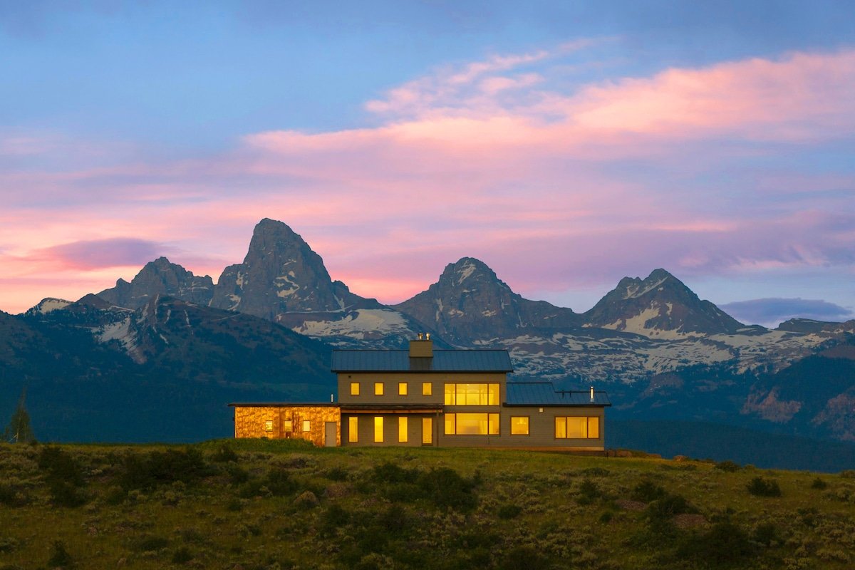 Basecamp Stays: Lux Retreat, Epic Views, & Hot Tub