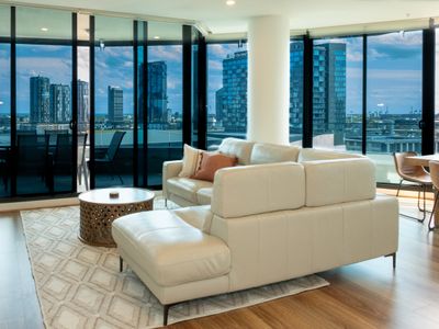 Spacious 3 Bed Apt with Stunning River/City Views