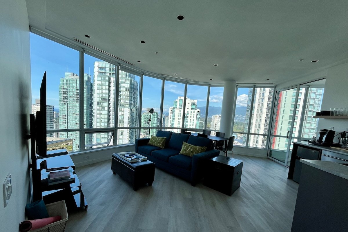 DT GEM! Central and Spacious Penthouse with Views gallery image 3