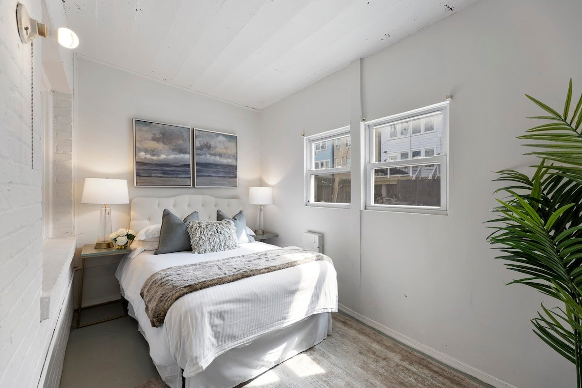 Lovely 2 BDRM pvt parking and no cleaning fee! gallery image 4